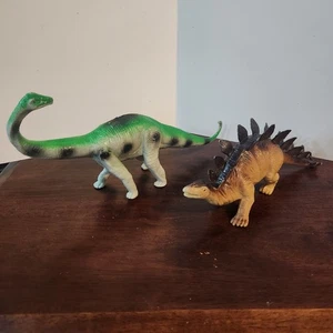 2 Stück: Greenbrier International Brontosaurus & Stegosaurus Spielzeug Dinosaurier - Bild 1 von 11