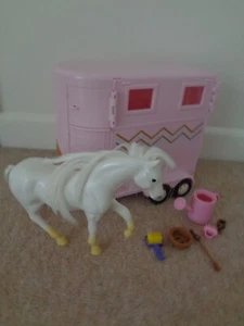 Lori Puppe Pferdebox weißes Pferd ca. 6,75 cm groß und Zubehör - Bild 1 von 16