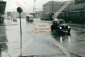 Foto Dortmund schwere Regenfälle nach Unwetter Straßenaufnahme Autos im Wasse - Bild 1 von 1