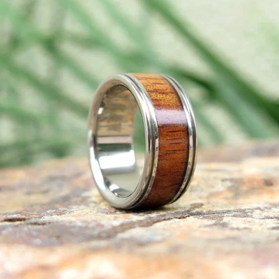 Alianza de boda genuina gruesa de titanio con incrustaciones de madera de koa hawaiano 8 mm TWR1008 Foto 1 de 4