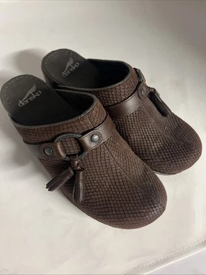 Dansko Shandi Clog Shoes Womens Sz 39 Brown Snakeskin Pattern  Tassel Slip On - Image 1 of 4