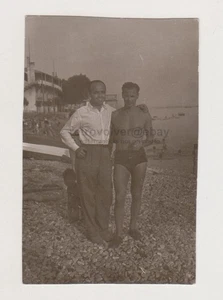 Zwei liebevolle hübsche Herren hemdlose Umarmung Umarmung Nähe Badehosen Strand Jungs - Bild 1 von 8