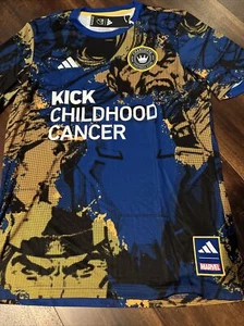 Neu Adidas Herren Charlotte FC Fußball Trikot Gr. Large Marvel Kick Cancer - Bild 1 von 5