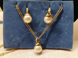 VINTAGE AVON PERLEN DURCHBOHRTE OHRRINGE GOLDFARBENE HALSKETTE 16-18 ZOLL  - Bild 1 von 7