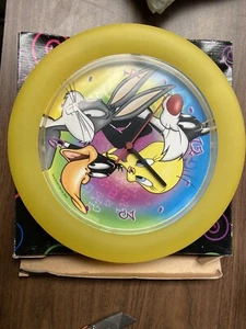 2001 Looney Tunes Clock w Bugs/Daffy/Tweety/Sylvester - Picture 1 of 5