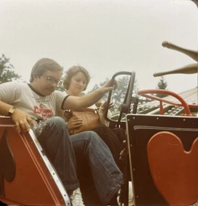 Foto instantánea de colección joven pareja en parque de atracciones paseo montaña rusa - Imagen 1 de 2