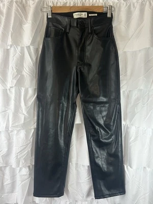 Pantalones rectos al tobillo Abercrombie & Fitch s23 negros de cuero vegano tiro ultra alto Foto 1 de 4