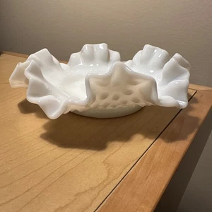 VINTAGE FENTON WEISS MILCHGLAS KOCHNAGEL MIT GEKRÄUSELTEM RAND BONBONIERE SCHMUCKSCHALE - Bild 1 von 6