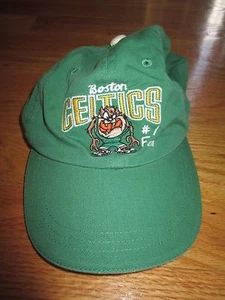 Gorra TAZ TASMANIAN DEVIL #1 BOSTON CELTICS (YTH ajustable a presión trasera) - Imagen 1 de 2