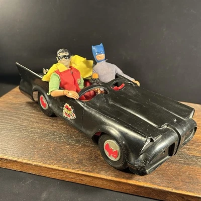 Coche y figuras vintage de Batman Robin y Batimóvil Mego años 70 Foto 1 de 4