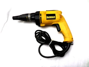 DEWALT • DW257 • kabelgebundene VSR Versa Kupplung • Trockenbauschrauber Pistole Bohrer getestet - Bild 1 von 5