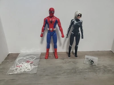 Figura Marvel Legends Spiderman '77 6” exclusiva de Walmart e insomne gato negro Foto 1 de 4