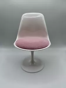 Miniatur Tulpenstuhl Mid Century Modern Acryl Mini, MCM Design, rosa Maßstab 1:6 - Bild 1 von 5