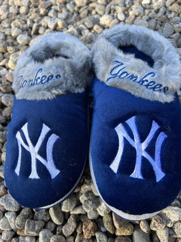 New York Yankees MLB Mens size Small team logo Fuzzy plush slippers Cover
