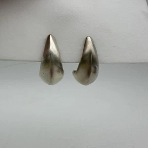 Orecchini a clip Givenchy Paris grossi pesanti in metallo argentato spazzolato a goccia - Foto 1 di 8