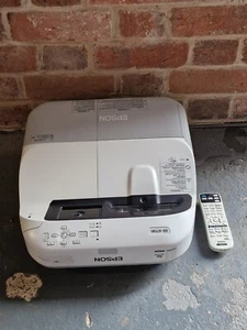 Epson EB-475Wi WXGA HDMI VGA Ultra Short Throw 2600 Lumens Projector - Imagen 1 de 9