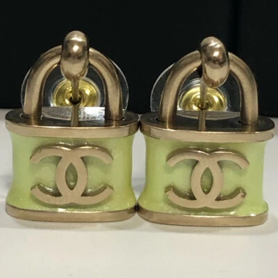 CHANEL CC Logotipos Candado Verde Claro Pendientes Tono Dorado B18P Auténticos con Caja #452 Foto 1 de 4