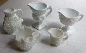 LOTE DE 5 CREMAS DE VIDRIO DE LECHE DE COLECCIÓN INDIA COLONIA COSECHA UVA HOBNAIL FENTON + - Imagen 1 de 7