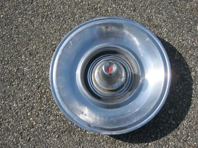 Uma tampa de roda de calota original de fábrica 1963 Chrysler New Yorker 15 polegadas - Imagem 1 de 4