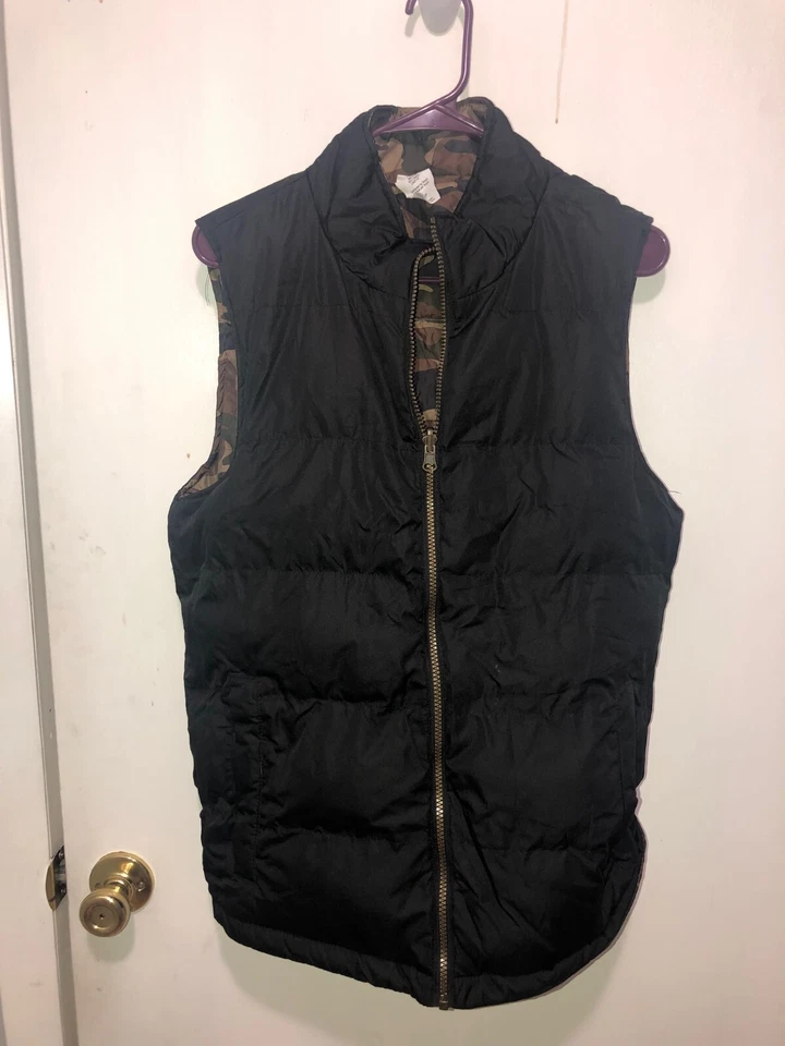 Chaleco acolchado negro pequeño Target para hombre forro estampado camuflaje Foto 1 de 1