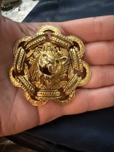 DESIGNER STYLE ROARING LION HEAD EMERALD COLOR EYES GOLD TONE LARGE BROOCH PIN - Picture 1 of 11
