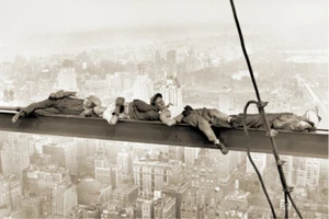 Poster Men Asleep on a Girder 1932 Charles C Ebbets Rockefeller Centre - Picture 1 of 1