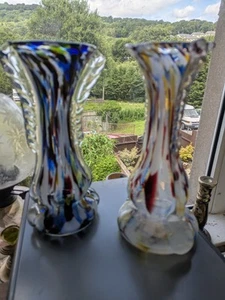 Par de jarrones pesados de vidrio moteado soplado a mano de Murano de 9 1/2" de alto - Imagen 1 de 13