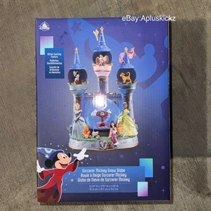 2025 Disney Parks Stregone Topolino Fantasyland Castello Luci Suoni Globo di Neve Nuovo con scatola - Foto 1 di 12