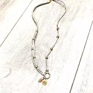 Collar Kinsley Armelle Oro Pluma Cuentas Cuero Boho Diseñador Firmado Joyería - Imagen 1 de 6