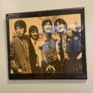 Gebrauchter Vintage bemerkenswerter Vintage The Beatles laminiert auf einem hängenden Holzrahmen - Bild 1 von 3
