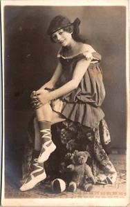 PORTRAIT EINER SCHÖNEN JUNGEN FRAU : TEDDYBÄR : BALLETTTÄNZERIN : RPPC - Bild 1 von 3