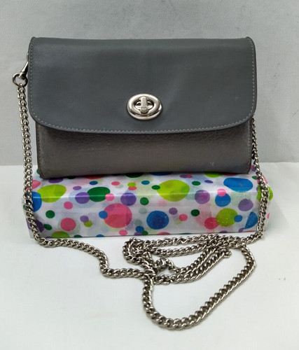 Borsa a tracolla Coach grigia in pelle con chiusura a patta chiusura a catena per carte di credito