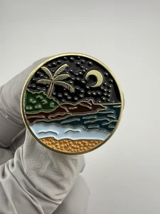 Prendedor de solapa esmalte de luna creciente, árbol y playa - Imagen 1 de 5