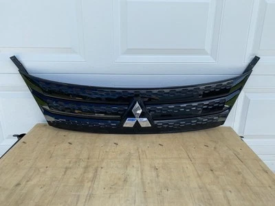 OEM 2022-2024 Mitsubishi Outlander Black Grille Foto 1 de 4