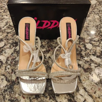 NUEVO WILD DIVA Plateado 4.5" Tacón Alto Punta Abierta CORREA TOBILLO Mujer Talla 6 Foto 1 de 4