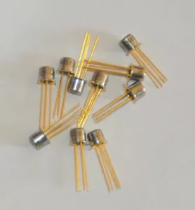 Motorola 2N4957 transistor PNP 4 pin TO-72 -10ea - Foto 1 di 1