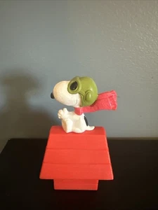 McDonalds Happy Meal Peanuts Snoopy Flying Ace #3 Spielzeug 2015 rot Hundehütte - Bild 1 von 7