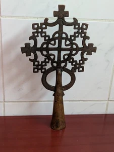 Antigua cruz procesional hecha de cobre iglesia copta ortodoxa etíope - Imagen 1 de 7