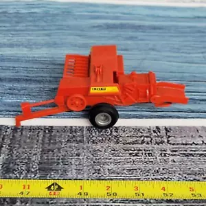 Ertl 1/32 scale plastic w/diecast frame square baler w/1 square Bale red/yellow - Picture 1 of 7
