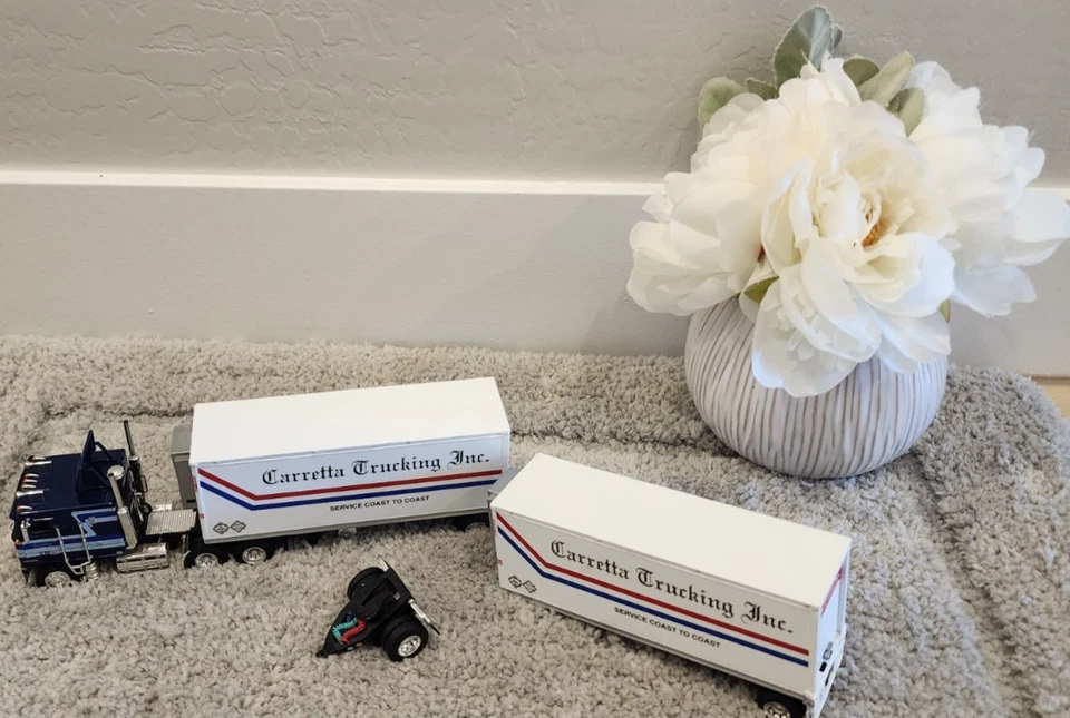 KENWORTH COE CON DOS REMOLQUES FRIGORÍFICOS CARRETTA 1/64 CC-237 Foto 1 de 4