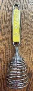 Batidor de huevos vintage batidor de primavera mango de flor de margarita amarilla años 70 Travco Taiwán - Imagen 1 de 2
