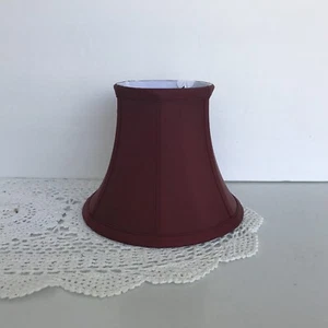 Candelabro Pantalla 7" w x 5 1/2" t Borgoña Vino Clip en Forro de Tela Blanco - Imagen 1 de 8