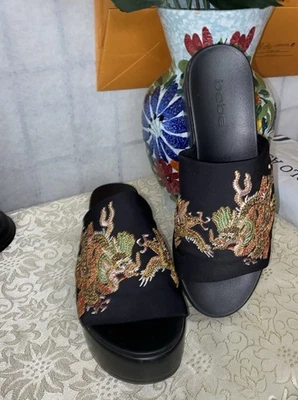 Sandalias Y2K Bebe Bordadas Dragón Satinado Plataforma Slides Años 2000 Rave Talla 7 Foto 1 de 4