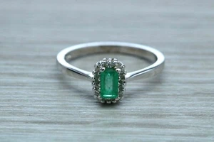 Delicado anillo de oro amarillo con halo de diamantes y esmeraldas - Imagen 1 de 9