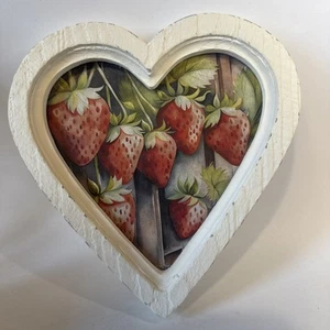 Arte de fruta de fresa enmarcado vintage tiza pintado/angustiado. Marco de corazón - Imagen 1 de 8
