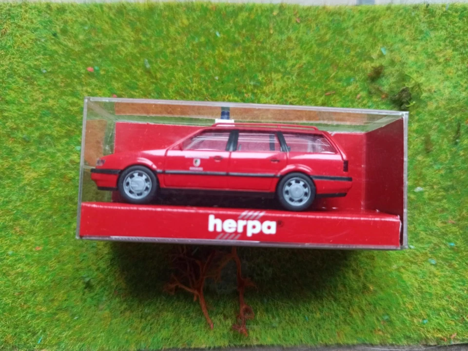 Herpa 042321 VW Passat CL Variant Feuerwehr Augsburg 1:87 H0 Modellauto - Bild 1 von 1