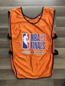 Camiseta deportiva de baloncesto emitida por el personal de las Finales de la NBA rara 2020 YouTube - Imagen 1 de 4