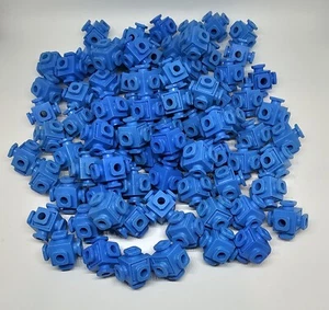 Vintage (50) Construx blau 6 Zapfen Mutter Verbinder Posten Gebäudeteile Fisher Price - Bild 1 von 2