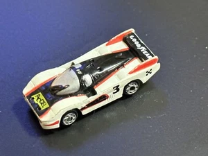 Pequeño Micro Máquina Plástico Porsche 956C Coche de Carreras Blanco Negro Rojo Número 3 - Imagen 1 de 4