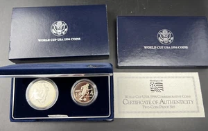 Juego de 2 monedas conmemorativas de fútbol de la Copa Mundial de la FIFA 1994 caja OGP certificado de autenticidad - Imagen 1 de 8